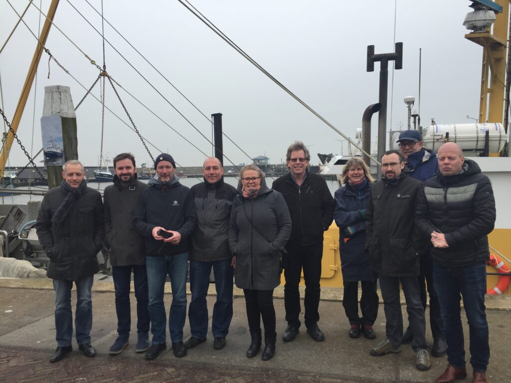 Het beoordelingsteam van Acoura, leden van het MSC-garnalenprojectteam, de Stuurgroep en afgevaardigden van de Nederlandse aanvoersector tijdens de site-visit van het MSC-garnalenproject. V.l.n.r. Jan Martien Zuidema (controleur), Billy Hynes (Acoura), Paul Knapman (P3 expert Acoura), Jan de Haan (WR 57), Paulien Prent (Nederlands lid projectteam MSC garnalen & NVB), Julian Addison (P1 expert Acoura), Gudrun Gaudian (P2 expert Acoura), Philipp Oberdörffer (Duits lid projectteam MSC garnalen, MSC GbR), Johan Nooitgedagt (NVB) en Gert Jan Wiegman (PO Wieringen).