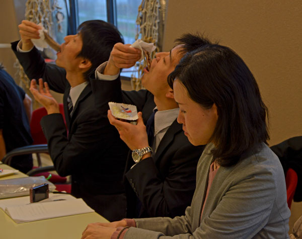 Japanners eten verse haring met uitjes