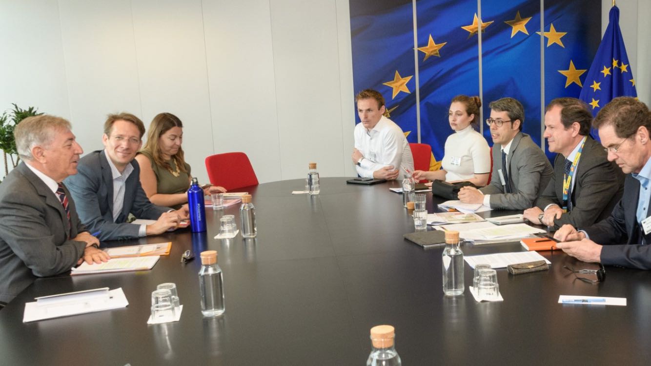 Durk van Tuinen namens de Nederlandse Vissersbond met Europeche bij eurocommissaris Karmenu Vella